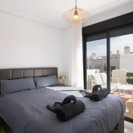 Luxe With Sea View Apartment *