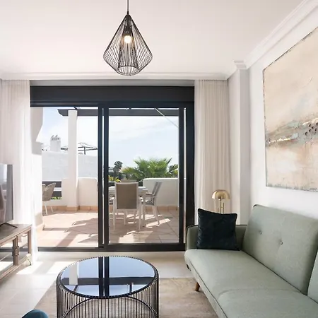 Luxe With Sea View Apartment *